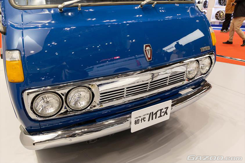 ジャパンモビリティショー2023　トヨタ車体ブース　初代ハイエース（参考出展⾞）デリバリーバン９⼈乗り
