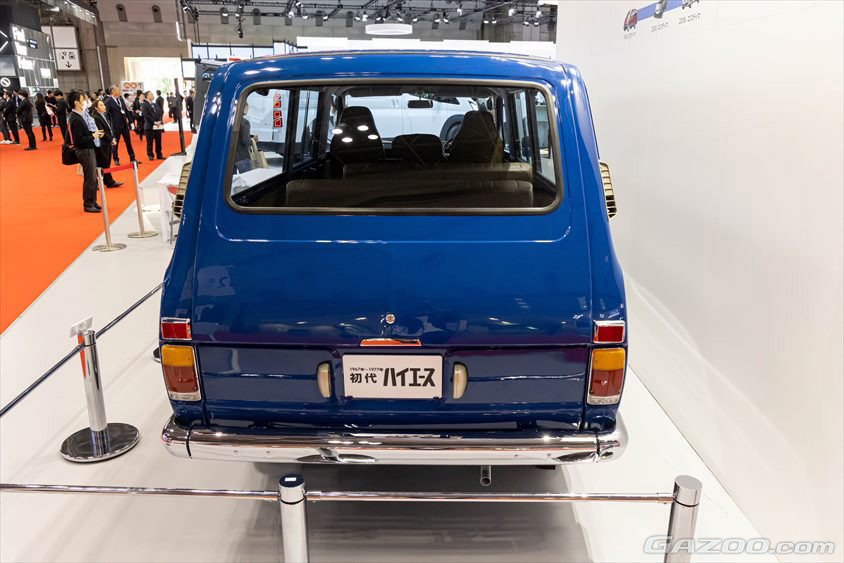 ジャパンモビリティショー2023　トヨタ車体ブース　初代ハイエース（参考出展⾞）デリバリーバン９⼈乗り