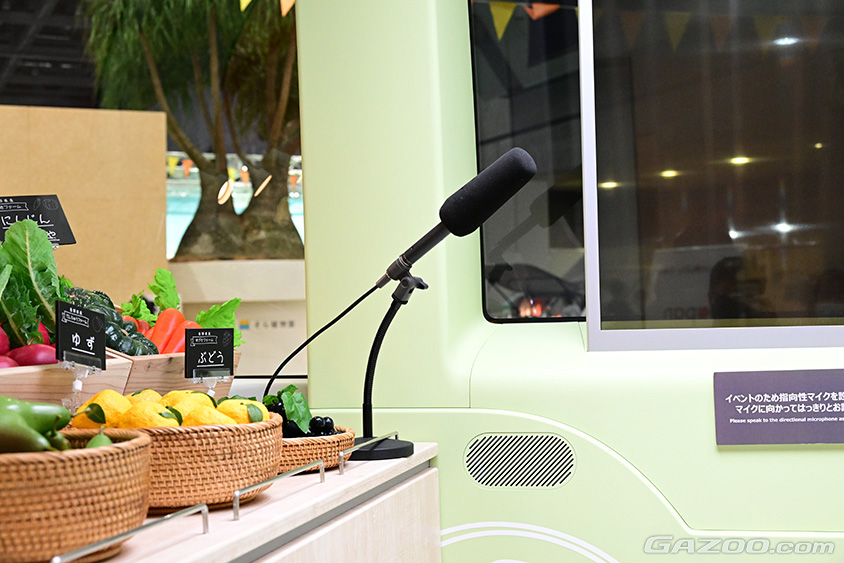 ジャパンモビリティショー2023　e-Palette StoreでAIちゃんと話すマイク