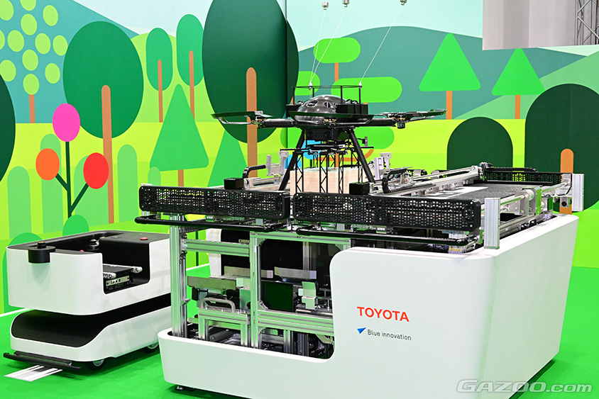 ジャパンモビリティショー2023　ドローンがポートに荷物を降ろす