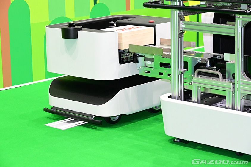 ジャパンモビリティショー2023　ポートからAGV（無人搬送車）に荷物を渡す