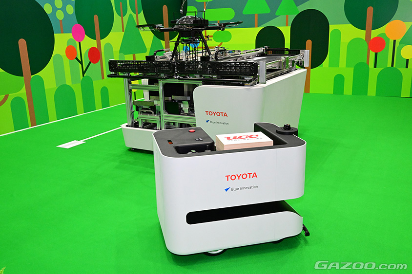 ジャパンモビリティショー2023　AGV（無人搬送車）が荷物を配送