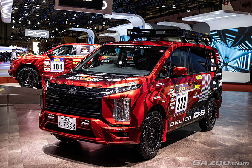 ジャパンモビリティショー2023 三菱自動車ブース　デリカD:5　サポートカー［アジアクロスカントリーラリー2023 実走車］