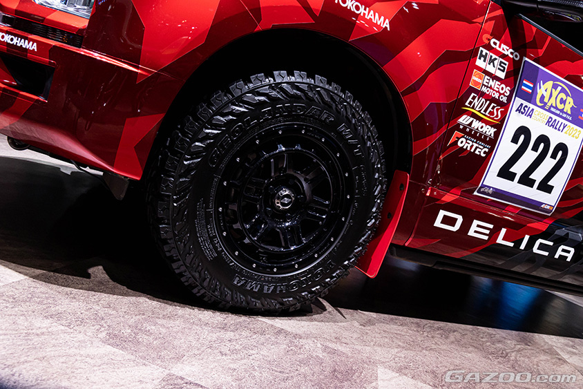 ジャパンモビリティショー2023 三菱自動車ブース　デリカD:5　サポートカー［アジアクロスカントリーラリー2023 実走車］