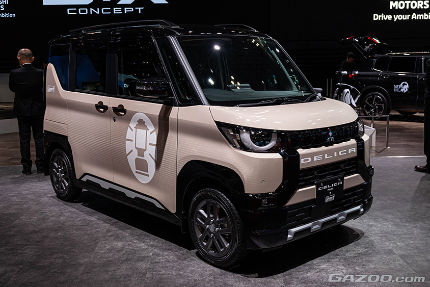 ジャパンモビリティショー2023 三菱自動車ブース　デリカミニ×Colemanコラボラッピング車