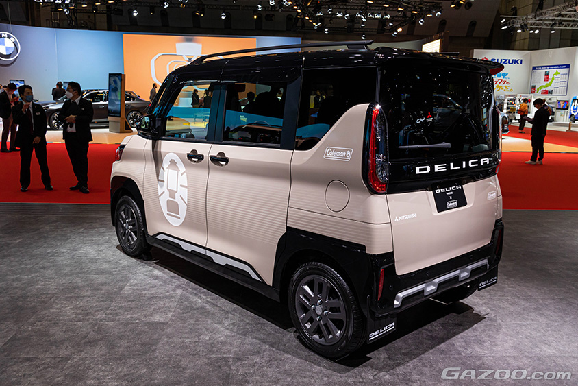 ジャパンモビリティショー2023 三菱自動車ブース　デリカミニ×Colemanコラボラッピング車