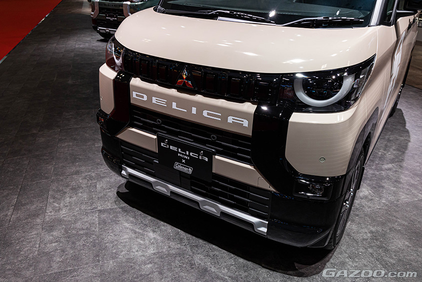 ジャパンモビリティショー2023 三菱自動車ブース　デリカミニ×Colemanコラボラッピング車
