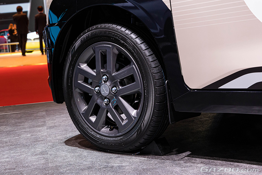 ジャパンモビリティショー2023 三菱自動車ブース　デリカミニ×Colemanコラボラッピング車