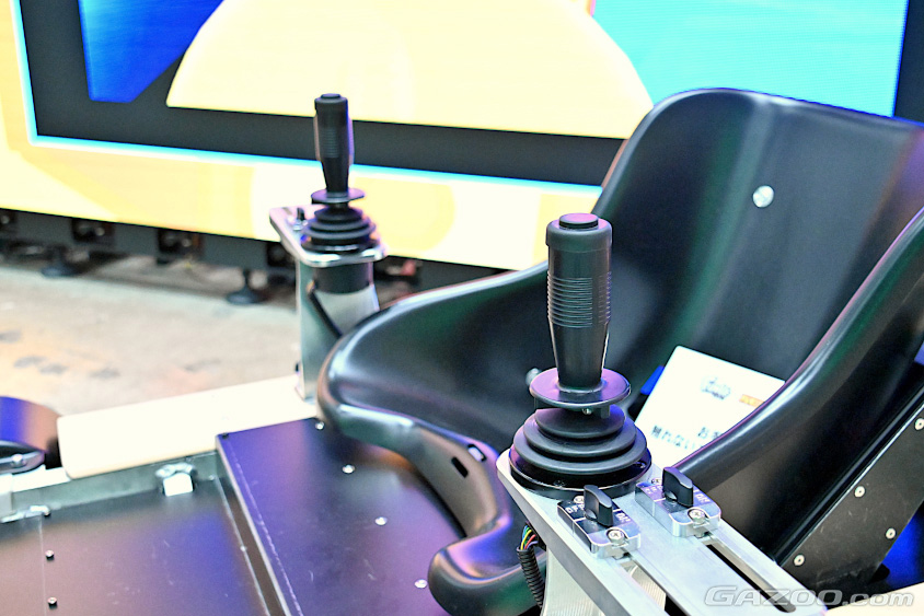 トヨタが開発した「FUNVE」のカートは左右2本のレバーを360度動かすことで縦横無尽に走り回れる（ジャパンモビリティショー2023　Tokyo Future Tour）