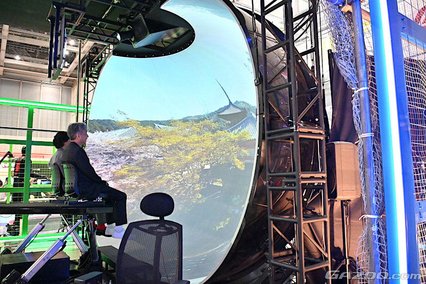 ドローンの視点体験のスクリーンは半円形の形状になっている（ジャパンモビリティショー2023　Tokyo Future Tour）