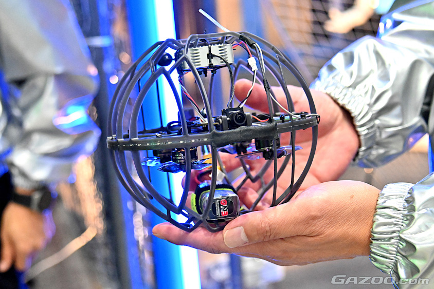 こちらがドローンの視点体験用に飛ばしているドローン（ジャパンモビリティショー2023　Tokyo Future Tour）