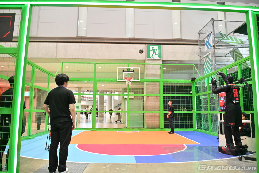 トヨタが開発する「AIバスケットボールロボットCUE」の体験エリア（ジャパンモビリティショー2023　Tokyo Future Tour）