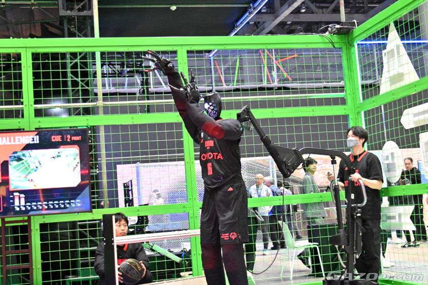 「AIバスケットボールロボットCUE」は人工知能で自ら距離に応じた投球をする（ジャパンモビリティショー2023　Tokyo Future Tour）