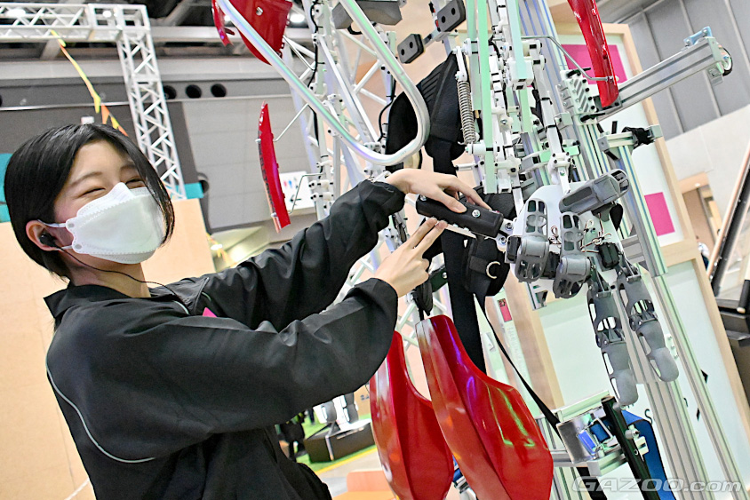 動作拡大型スーツ スケルトニクスでチョキを出してくれたスタッフさん（ジャパンモビリティショー2023　Tokyo Future Tour）