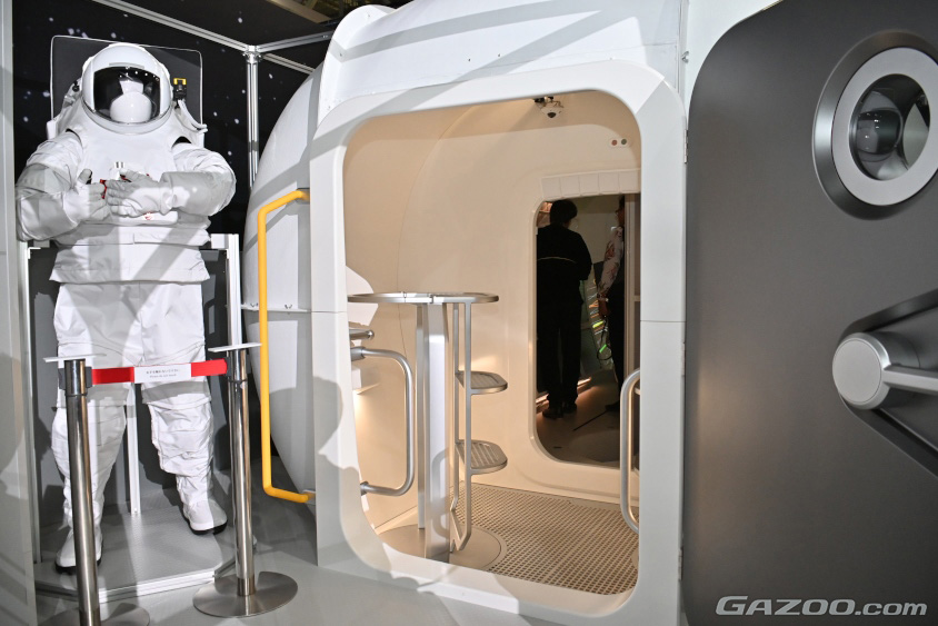 月面での有人探査活動用のスーツと「ルナクルーザー」の室内展示用の原寸大モックアップ（ジャパンモビリティショー2023　Tokyo Future Tour）