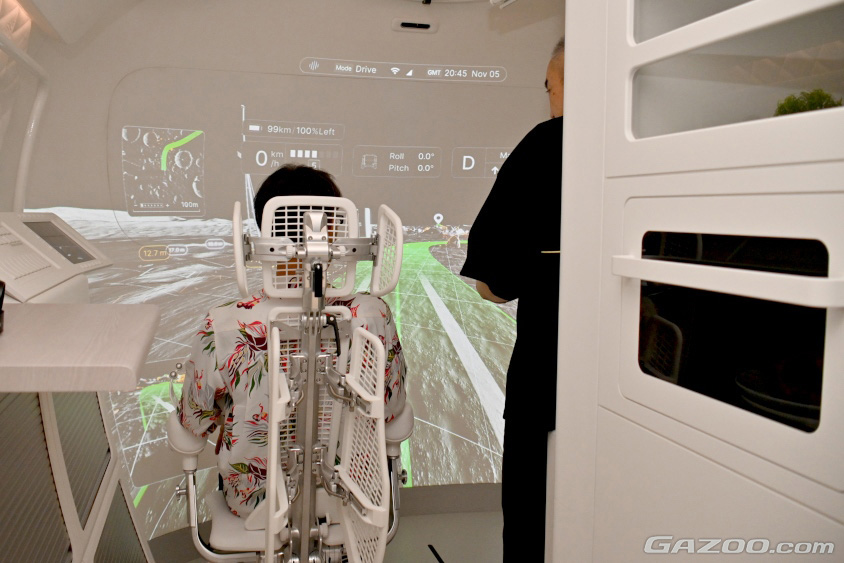 ルナクルーザーの車内で操縦している様子を体験できる（ジャパンモビリティショー2023　Tokyo Future Tour）