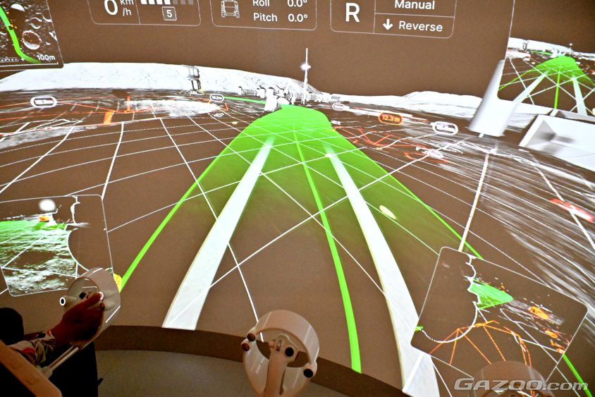 ルナクルーザーのモニターに映される最適な進路を表示している様子（ジャパンモビリティショー2023　Tokyo Future Tour）
