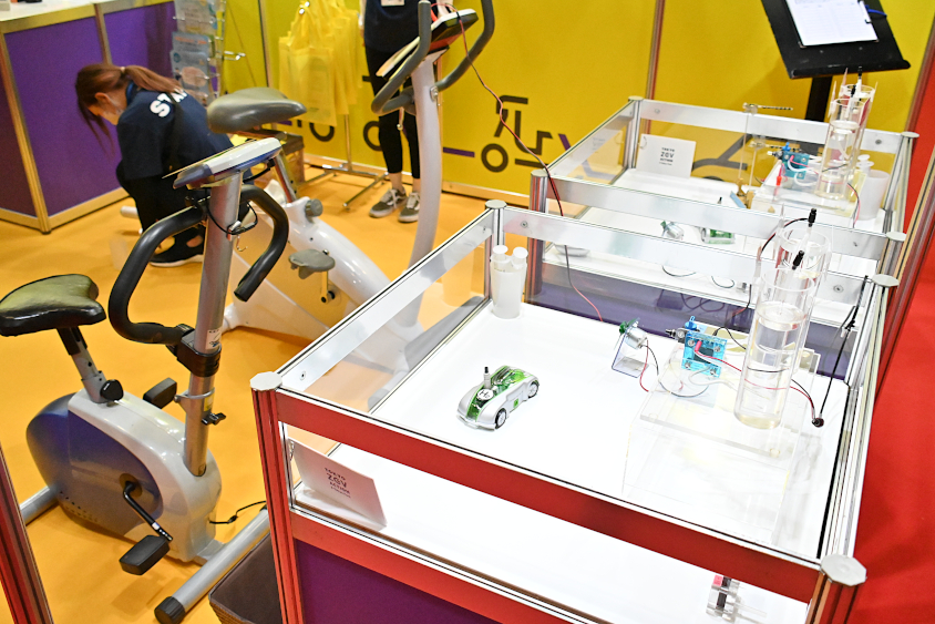 TOKYO ZEV ACTION「クール・ネット東京」のZEV補助金 紹介ブースの水素を作るアトラクション（ジャパンモビリティショー2023）