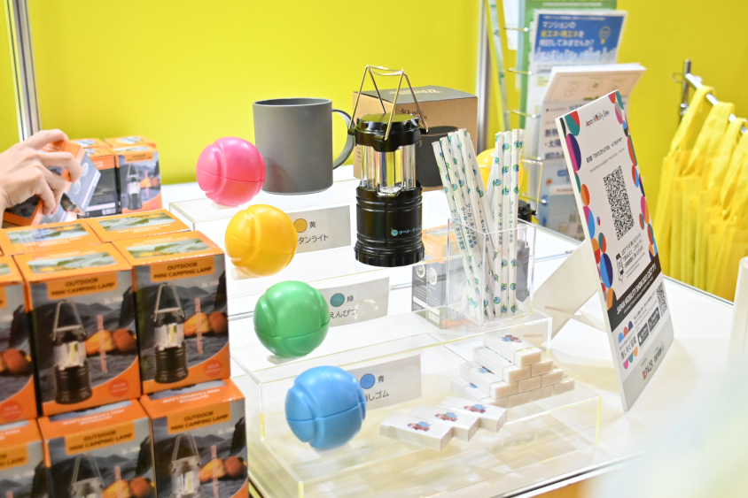 TOKYO ZEV ACTION「クール・ネット東京」のZEV補助金 紹介ブースのガラポンの景品（ジャパンモビリティショー2023）