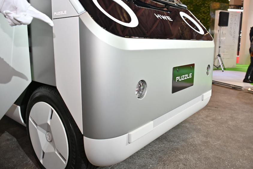 HWエレクトロの「PUZZLE」の垂直で平らなパンパ―（ジャパンモビリティショー2023）