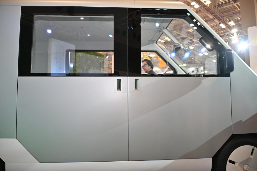 HWエレクトロのPUZZLEのドアの下部は左右そっくり入れ替えることができる（ジャパンモビリティショー2023）