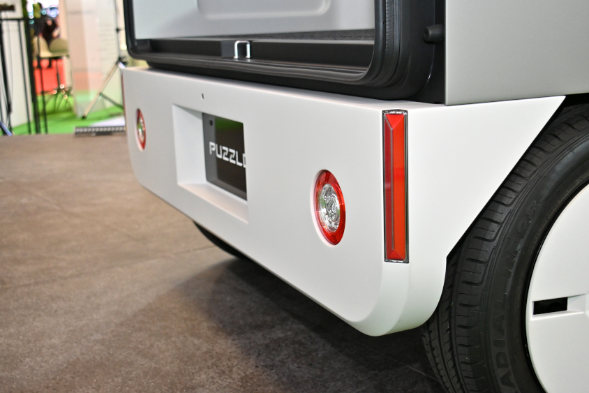 HWエレクトロのPUZZLEのブレーキランプも左右と上部が同じパーツ（ジャパンモビリティショー2023）