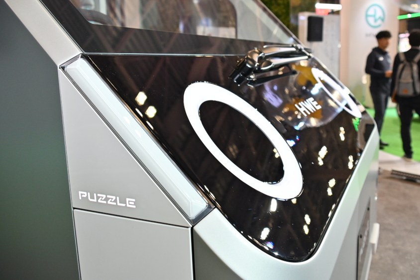 HWエレクトロのPUZZLEのウインカーも左右で同じ形状（ジャパンモビリティショー2023）