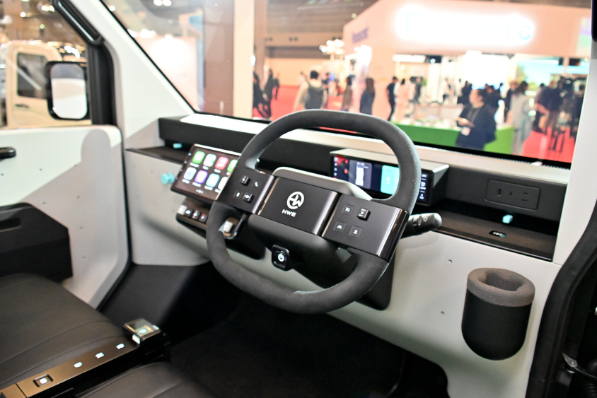 HWエレクトロの「PUZZLE」の運転席（ジャパンモビリティショー2023）