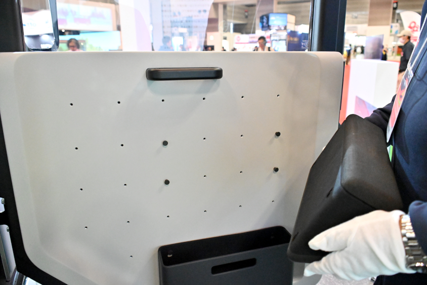 HWエレクトロのPUZZLEのドアの内側は有孔ボードのようになっていて、好きなパーツを取り付けられる（ジャパンモビリティショー2023）