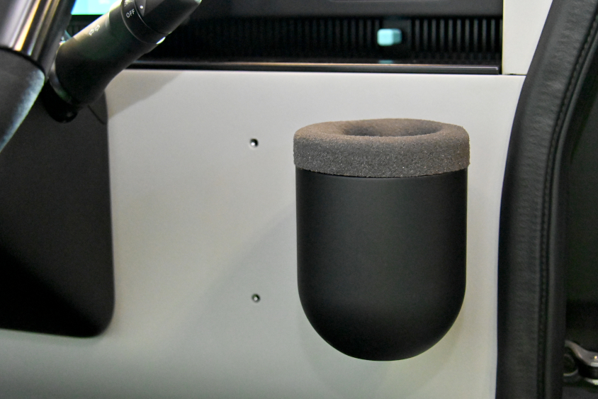 HWエレクトロのPUZZLEのダッシュパネルも有孔ボードになっていてる（ジャパンモビリティショー2023）