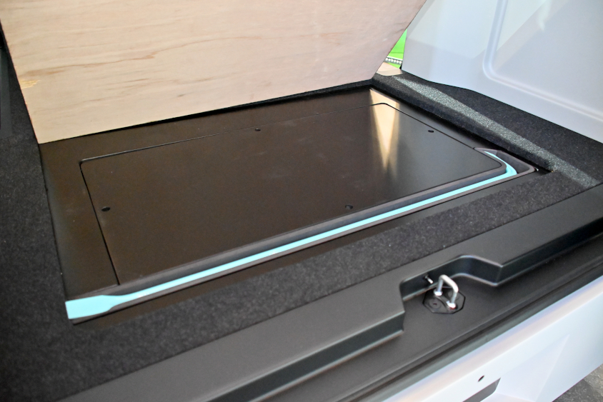 HWエレクトロのPUZZLEの荷室のフロアにはいざという時のためにバールが収められている（ジャパンモビリティショー）