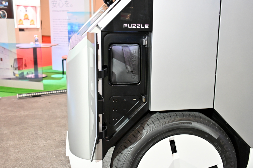 HWエレクトロのPUZZLEの左フロント部分には応急治療セットが埋め込まれている（ジャパンモビリティショー2023）