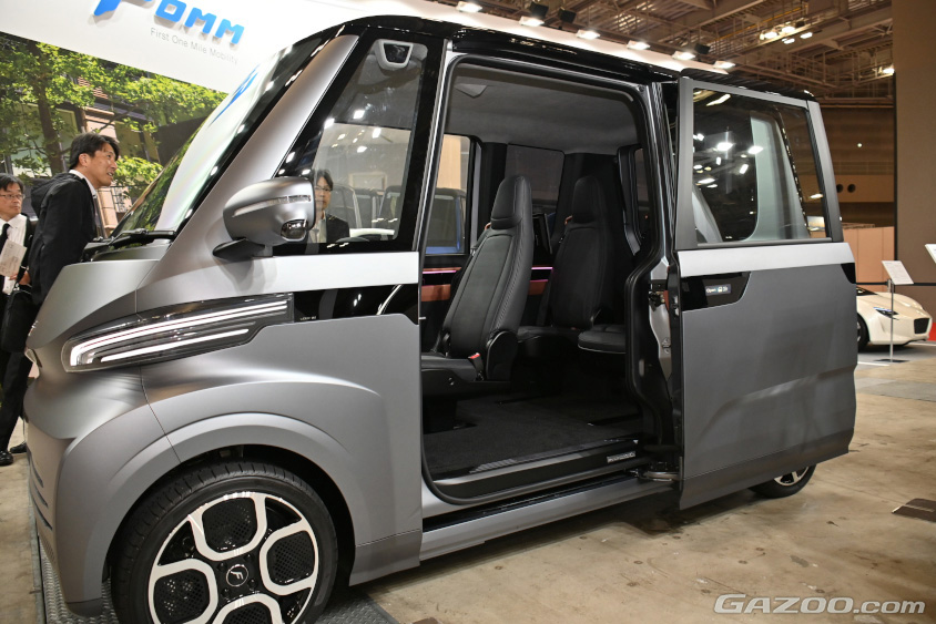 FOMM TWO Conceptのリヤビューの広大なドアスライド（ジャパンモビリティショー2023）