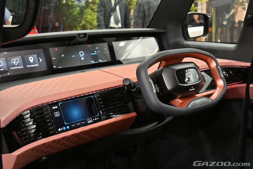 FOMM TWO Conceptの運転席はセンターレイアウト（ジャパンモビリティショー2023）