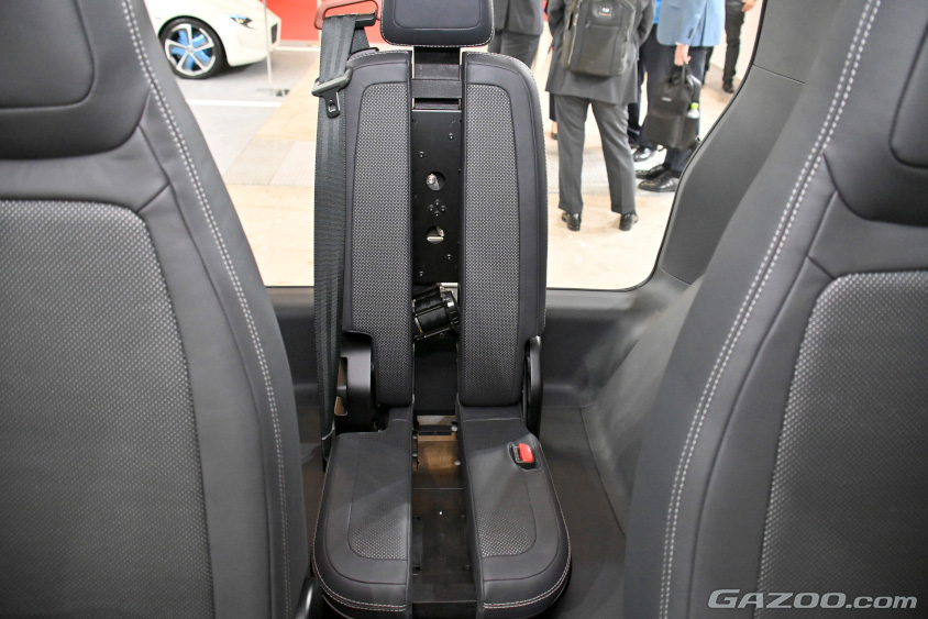 FOMM・FOMM TWO Conceptは後ろ中央席は左右に割れて大人も座れるシートに（ジャパンモビリティショー2023）