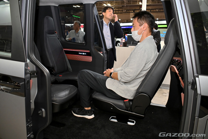 FOMM TWO Conceptの運転席は180度回転する（ジャパンモビリティショー2023）