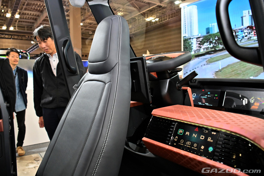 FOMM・FOMM TWO Conceptの運転席が180度回転する際は、ハンドルが上に上がる（ジャパンモビリティショー2023）