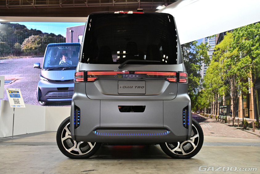FOMM・FOMM TWO Conceptの90度までタイヤが開いたリヤビュー（ジャパンモビリティショー2023）