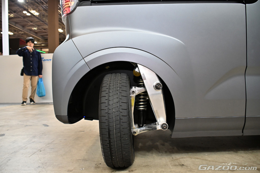 FOMM・FOMM TWO Conceptの90度まで開いた後輪（ジャパンモビリティショー2023）