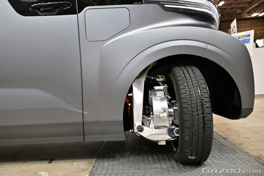 FOMM・FOMM TWO Conceptの90度まで開いた前輪（ジャパンモビリティショー2023）