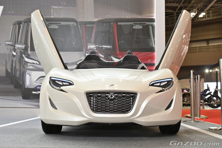 FOMM・AWD SPORTS Conceptのフロント（ジャパンモビリティショー2023）