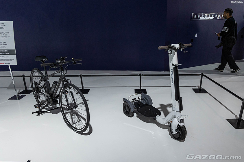 ジャパンモビリティショー2023 ホンダ ブース 左：SmaChari搭載車 RAIL ACTIVE-e　右：Striemo