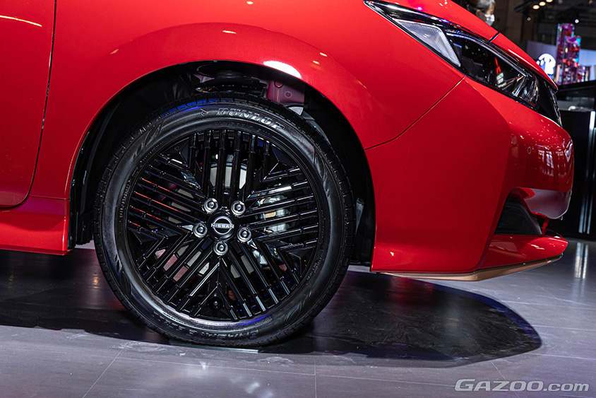 ジャパンモビリティショー2023 日産ブース　LEAF 90周年記念車