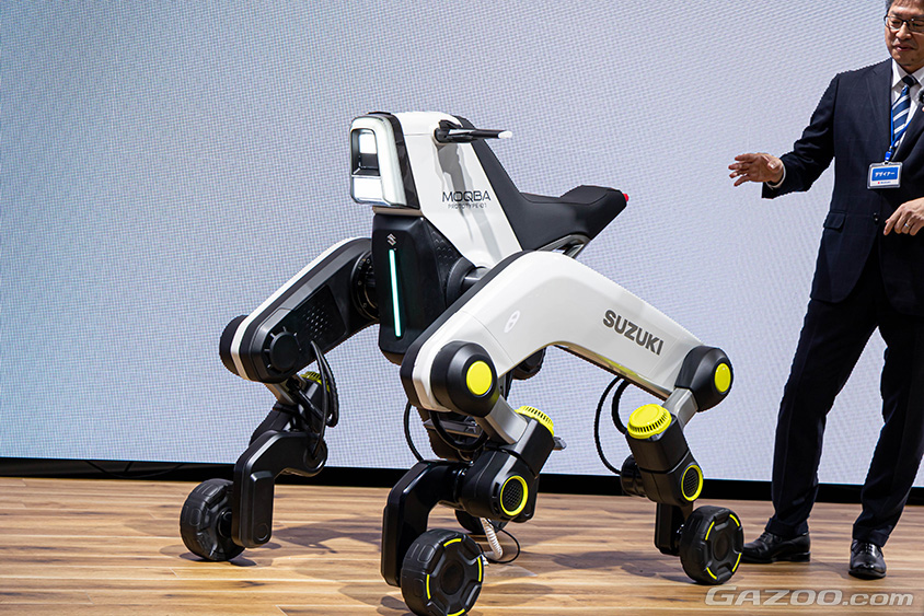ジャパンモビリティショー2023　スズキブース 次世代四脚モビリティ「MOQBA（モクバ）」