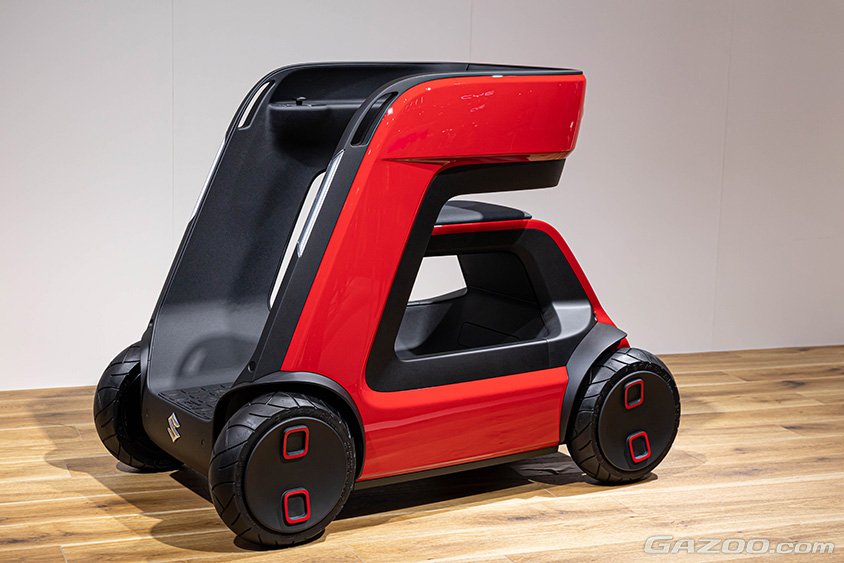 ジャパンモビリティショー2023　スズキブース 電動新モビリティ「SUZUKI GO!」