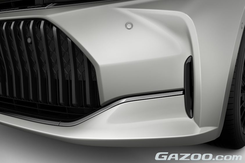 クラウンセダンのブラックパッケージ ロアグリルモール（漆黒メッキ加飾）