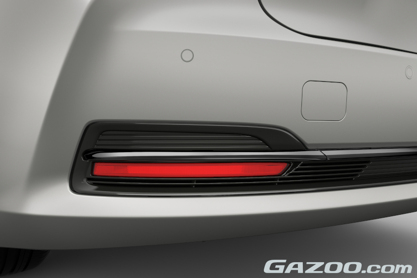 クラウンセダンのブラックパッケージ リヤバンパーモール（漆黒メッキ加飾）