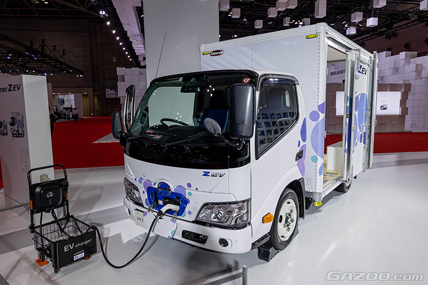 ジャパンモビリティショー2023 日野デュトロ Z EV アルミバン（サイド扉付）