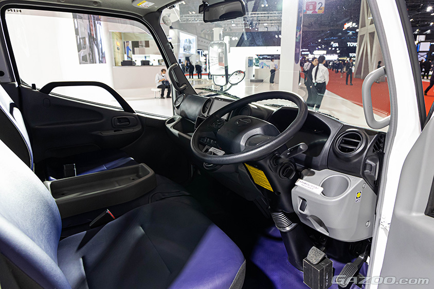 ジャパンモビリティショー2023 日野デュトロ Z EV アルミバン（サイド扉付）