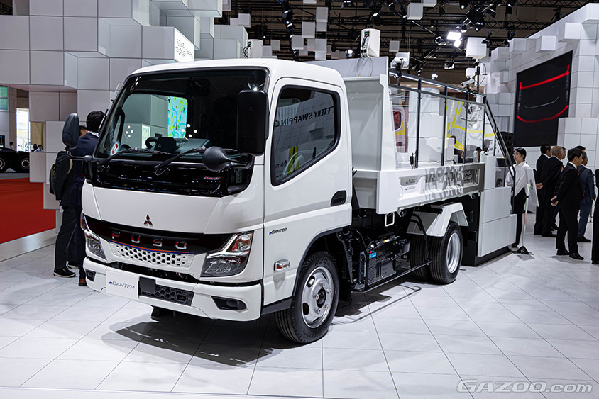 ジャパンモビリティショー2023 三菱ふそうトラック・バス　ダンプ架装の「eCanter」